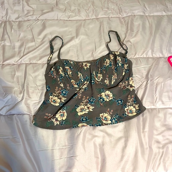 Open back spaghetti strap flower crop top - Picture 1 of 2